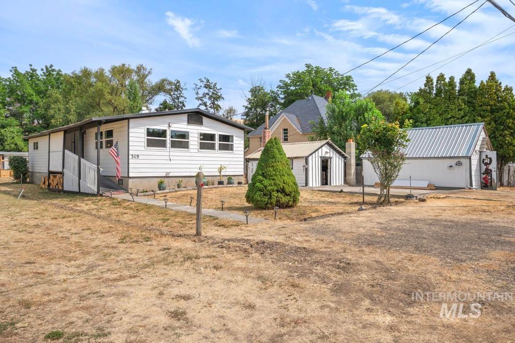 Photo of 319 Pataha St, Pomeroy, WA 99347 (MLS # 98959731)