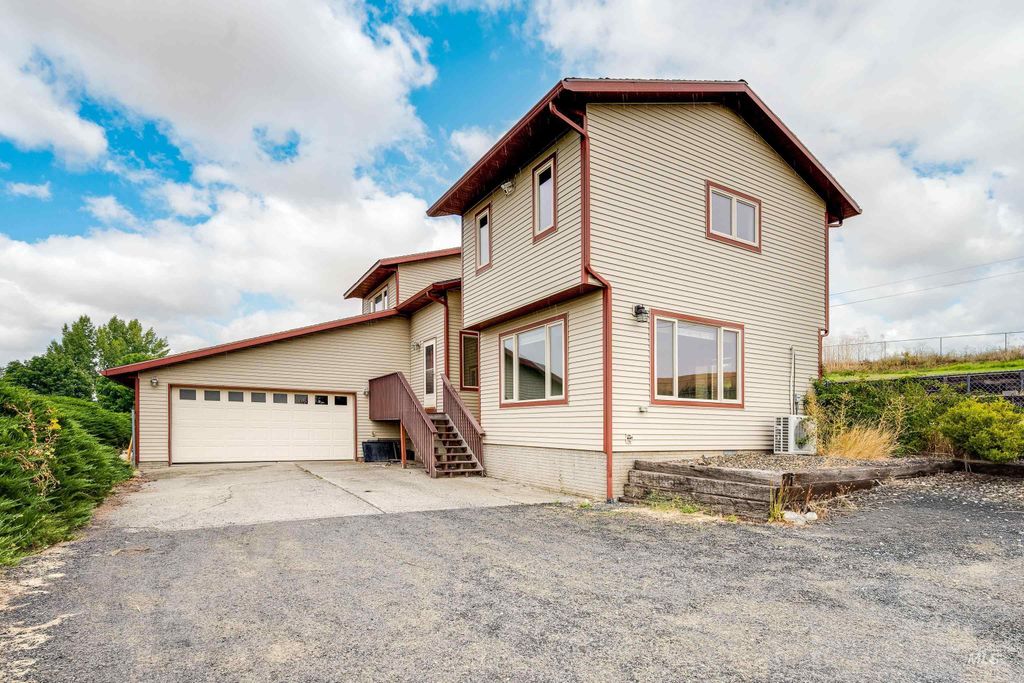 Photo of 1890 SE Johnson Avenue, Pullman, WA 99163 (MLS # 98960691)