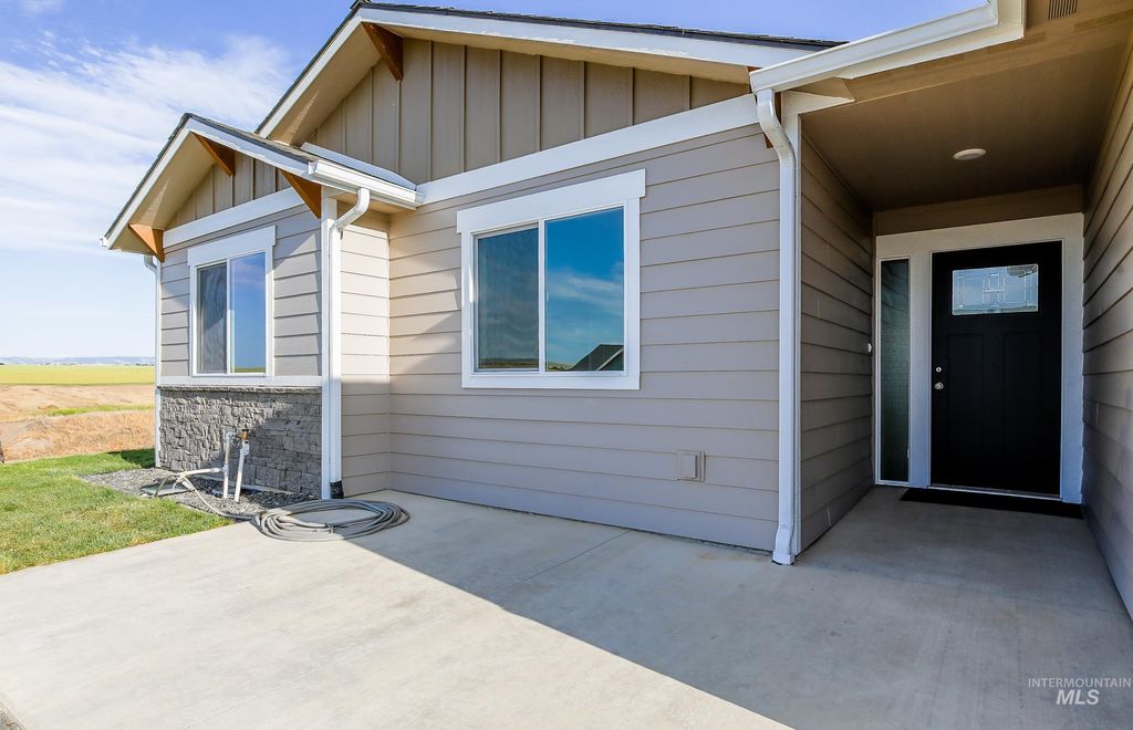 Photo of 1736 Golden Hills Dr, Lewiston, ID 83501 (MLS # 98951990)