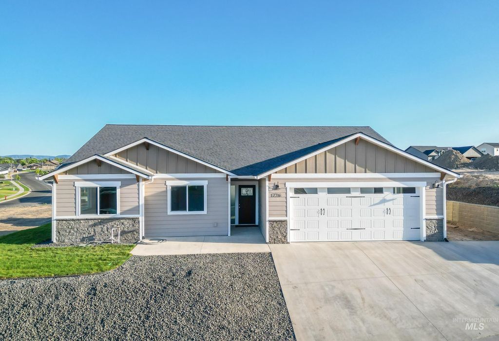 Photo of 1736 Golden Hills Dr, Lewiston, ID 83501 (MLS # 98951990)