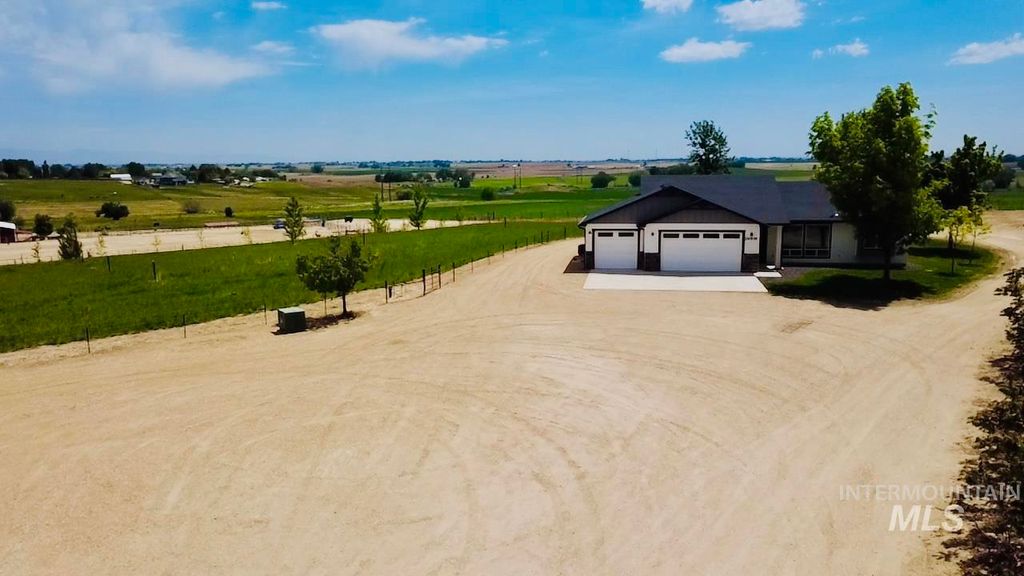 Photo of 26938 Breakaway Ln, Caldwell, ID 83607 (MLS # 98985919)