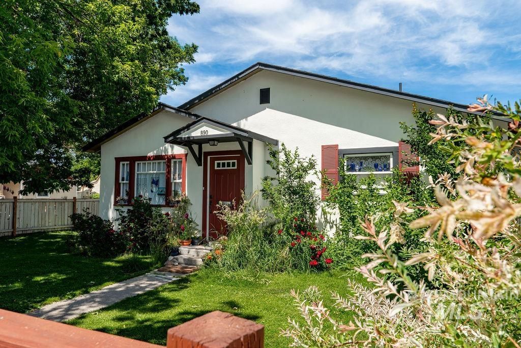 Photo of 890 Valley Ave, Baker City, OR 97814 (MLS # 98990894)
