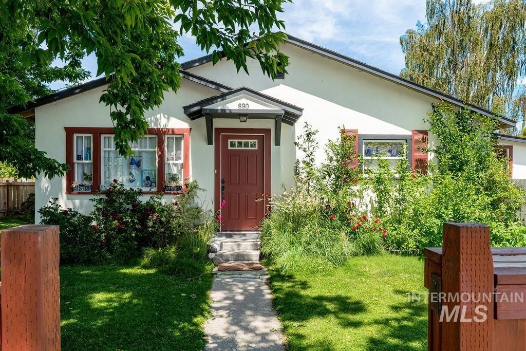 Photo of 890 Valley Ave, Baker City, OR 97814 (MLS # 98990894)