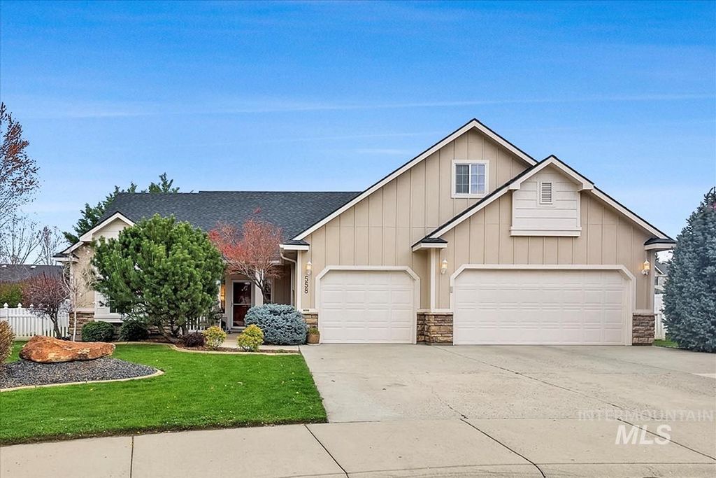 Photo of 558 N Cardigan Avenue, Star, ID 83669 (MLS # 98980629)