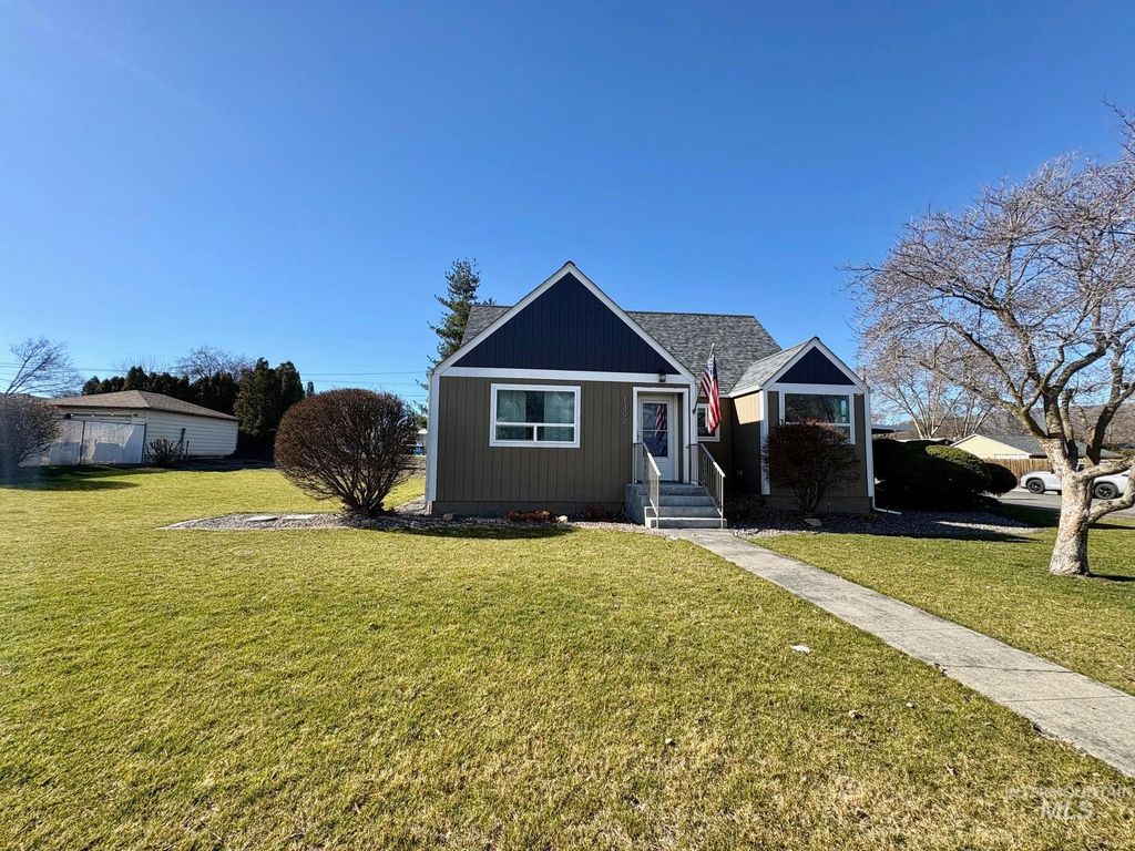 Photo of 1302 4th Street, Clarkston, WA 99403 (MLS # 98976023)