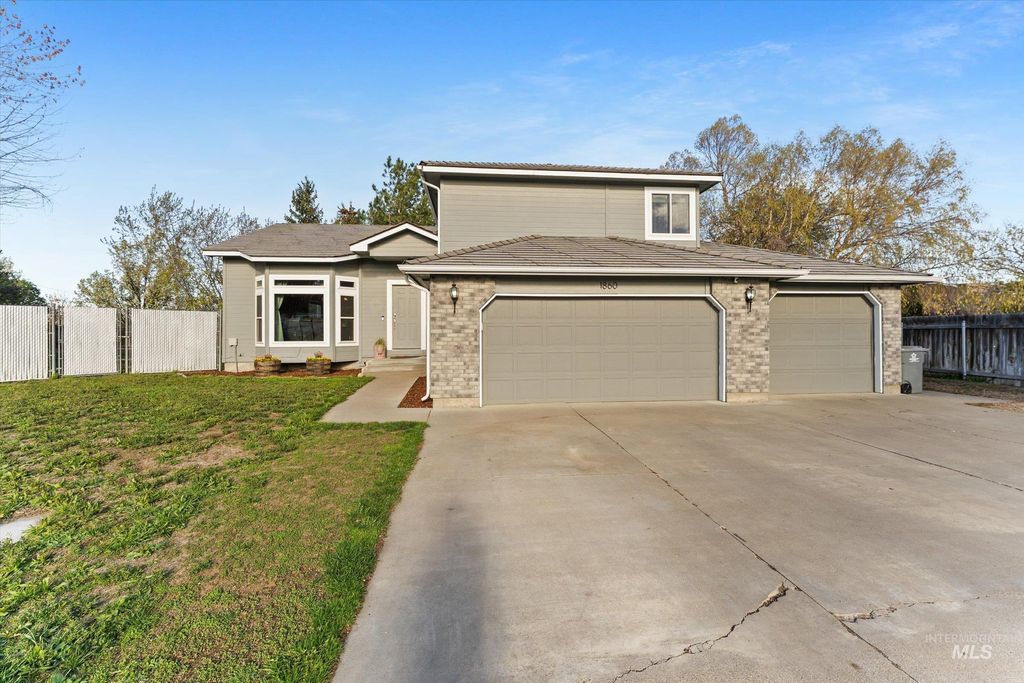 Photo of 1860 Bishop Ct, Mountain Home, ID 83647 (MLS # 98980802)