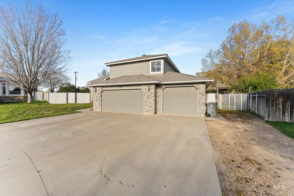 Photo of 1860 Bishop Ct, Mountain Home, ID 83647 (MLS # 98980802)