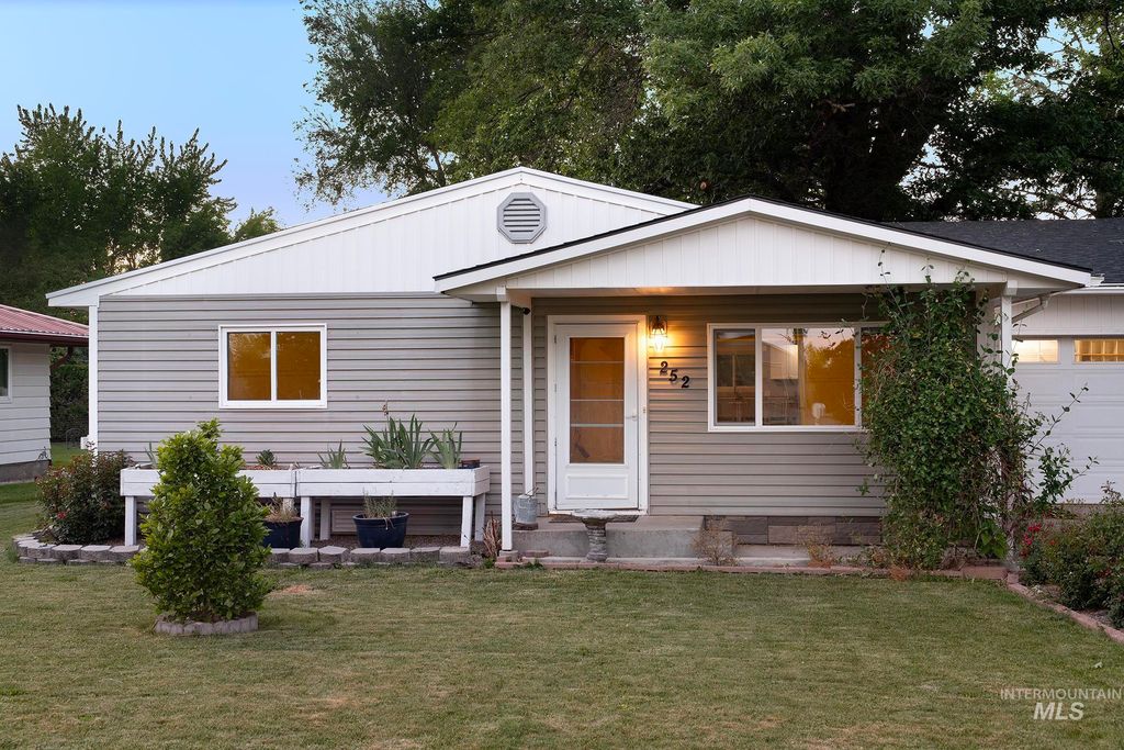 Photo of 252 SE Boulevard Blvd, New Plymouth, ID 83655 (MLS # 98987071)