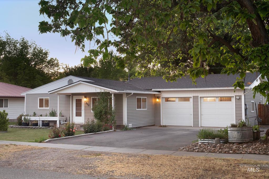Photo of 252 SE Boulevard Blvd, New Plymouth, ID 83655 (MLS # 98987071)