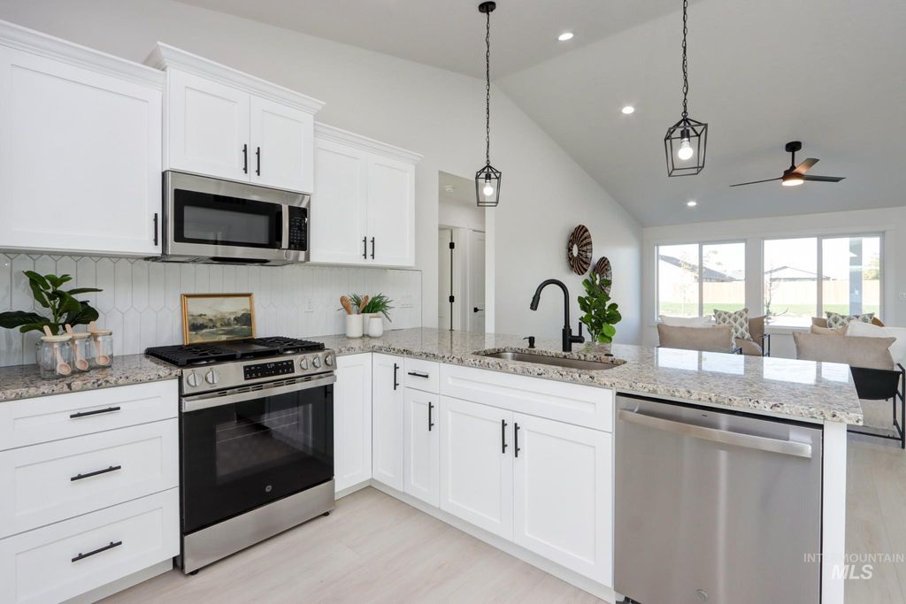 Photo of 958 Sierra St, Vale, OR 97918 (MLS # 98983852)