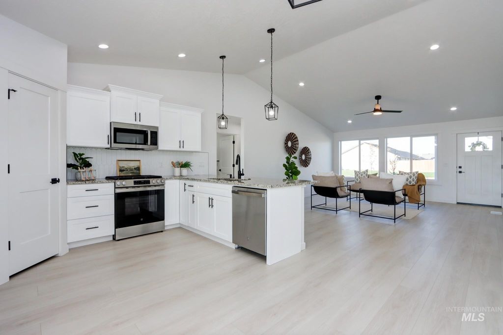 Photo of 958 Sierra St, Vale, OR 97918 (MLS # 98983852)