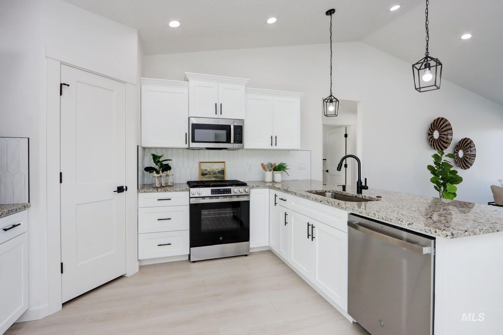 Photo of 958 Sierra St, Vale, OR 97918 (MLS # 98983852)