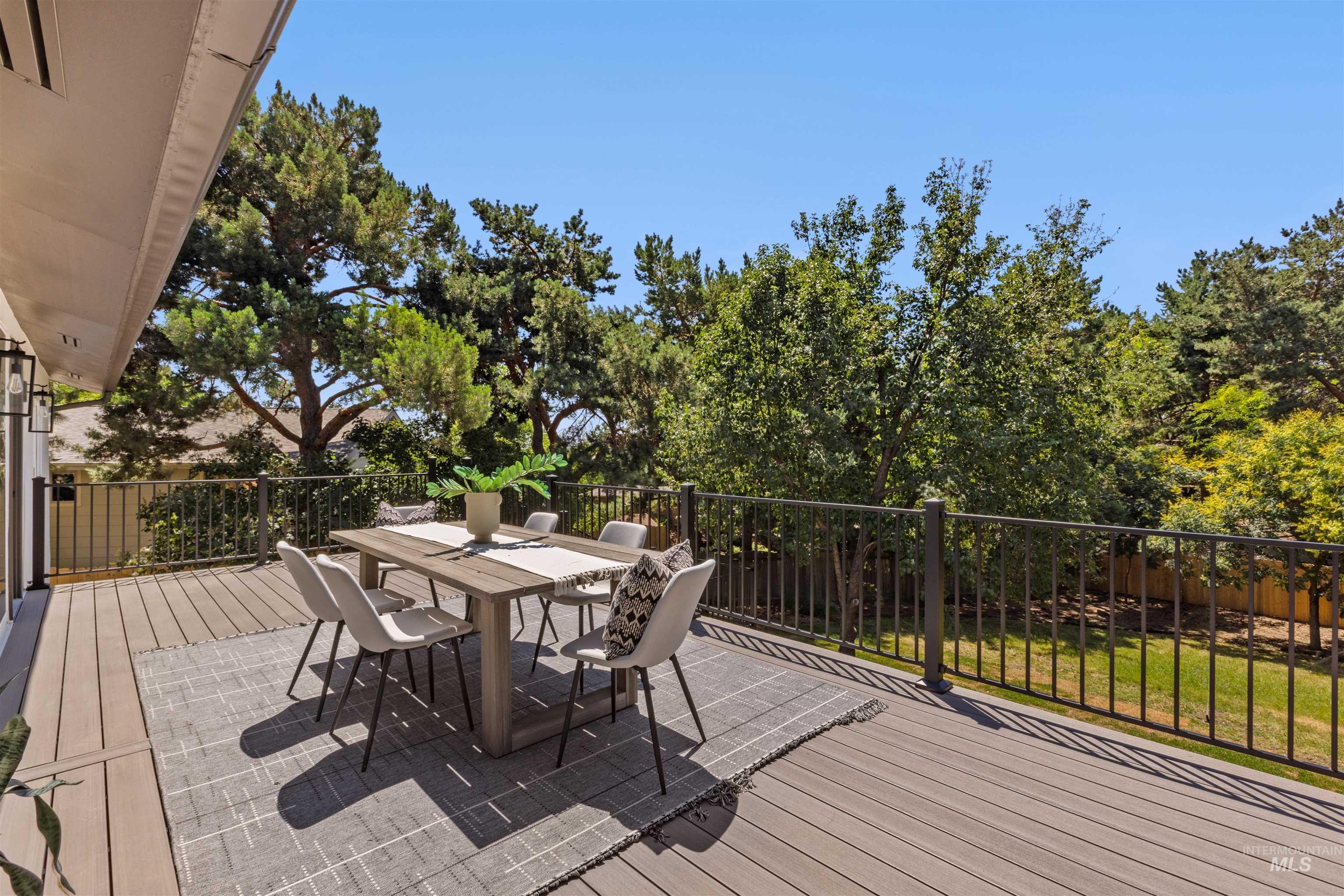 Deck with outdoor dining space