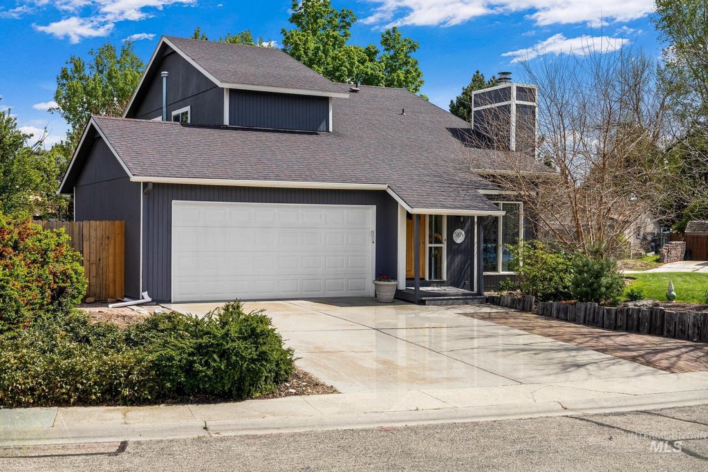 Photo of 5105 W Harbourview Dr, Boise, ID 83703 (MLS # 98983412)