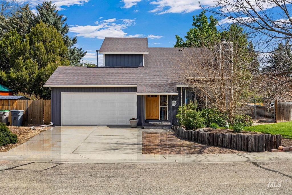 Photo of 5105 W Harbourview Dr, Boise, ID 83703 (MLS # 98983412)