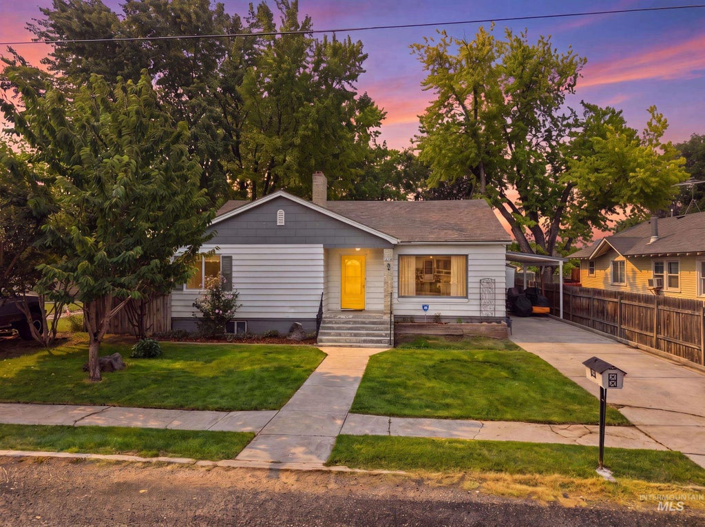 Photo of 1619 E Sherman Ave, Nampa, ID 83686 (MLS # 98995826)