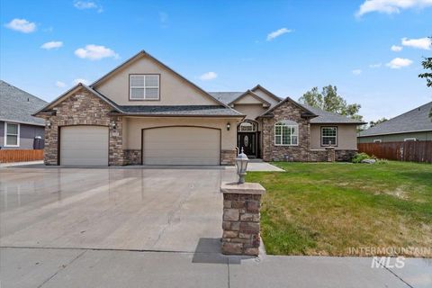 Photo of 2164 NE Onati Ave, Mountain Home, ID 83647 (MLS # 98988949)
