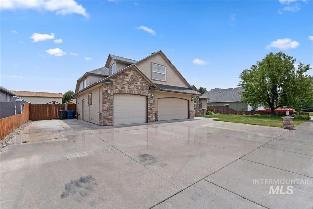 Photo of 2164 NE Onati Ave, Mountain Home, ID 83647 (MLS # 98988949)