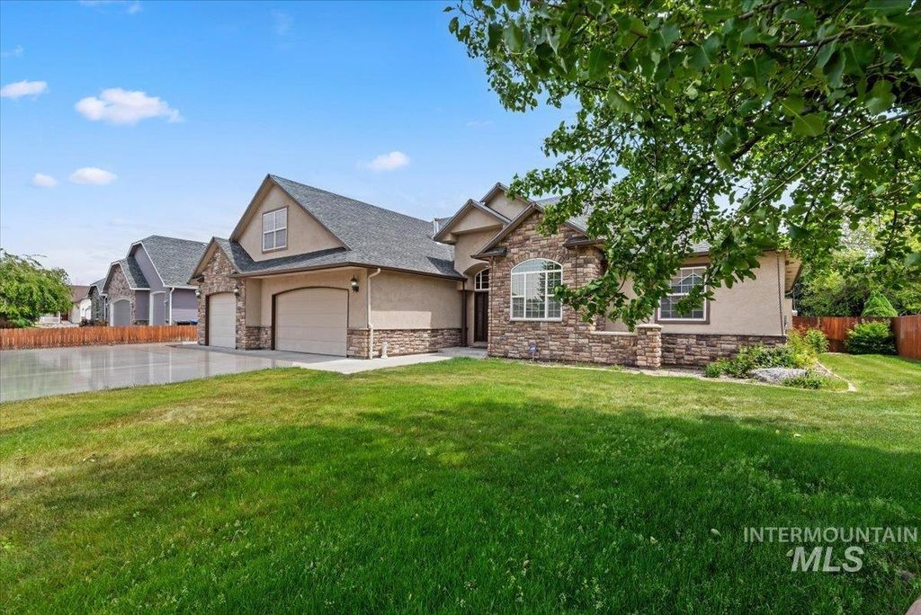Photo of 2164 NE Onati Ave, Mountain Home, ID 83647 (MLS # 98988949)
