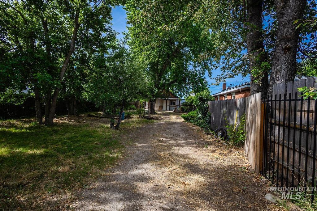 Photo of 1021 W Chamberlin St, Boise, ID 83706 (MLS # 98991076)