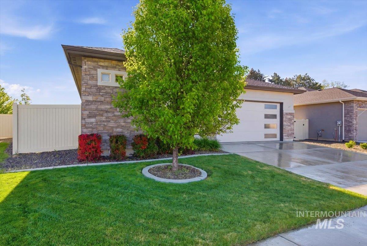 9516 S Blue Oak Ave