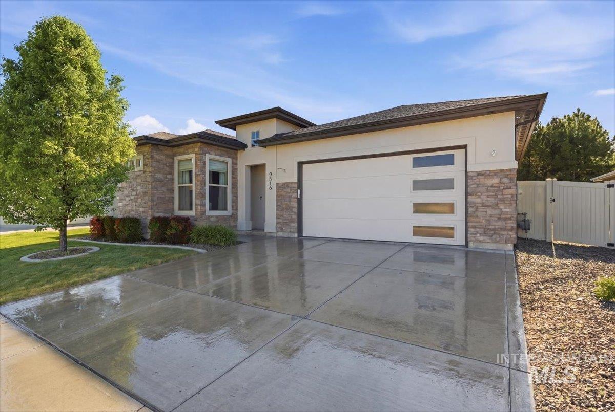 9516 S Blue Oak Ave
