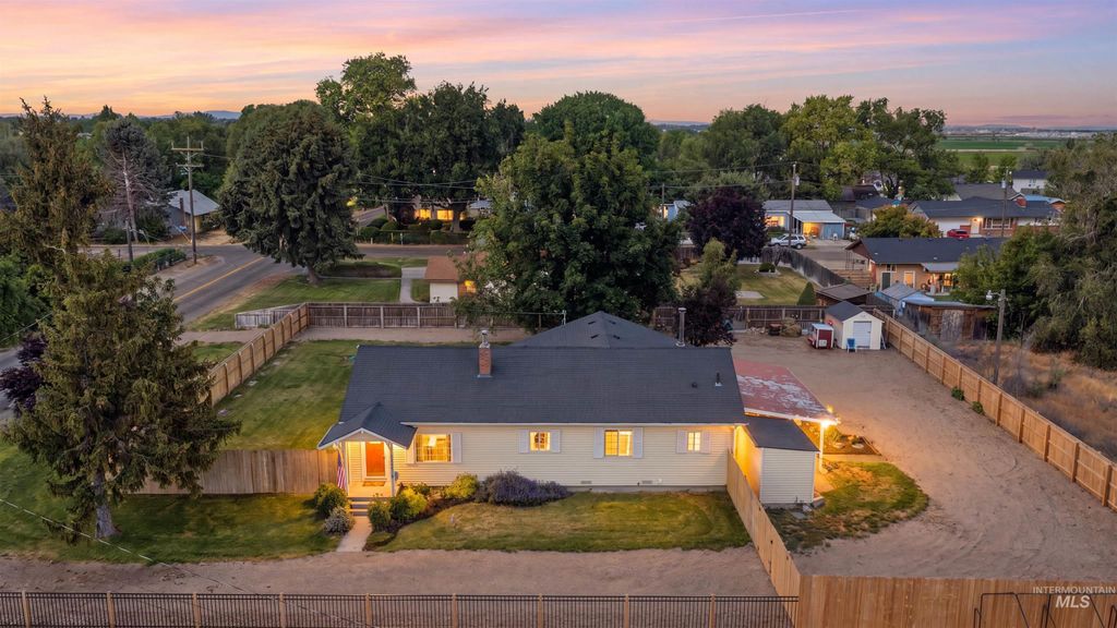 Photo of 806 W Logan St, Caldwell, ID 83605 (MLS # 98990328)