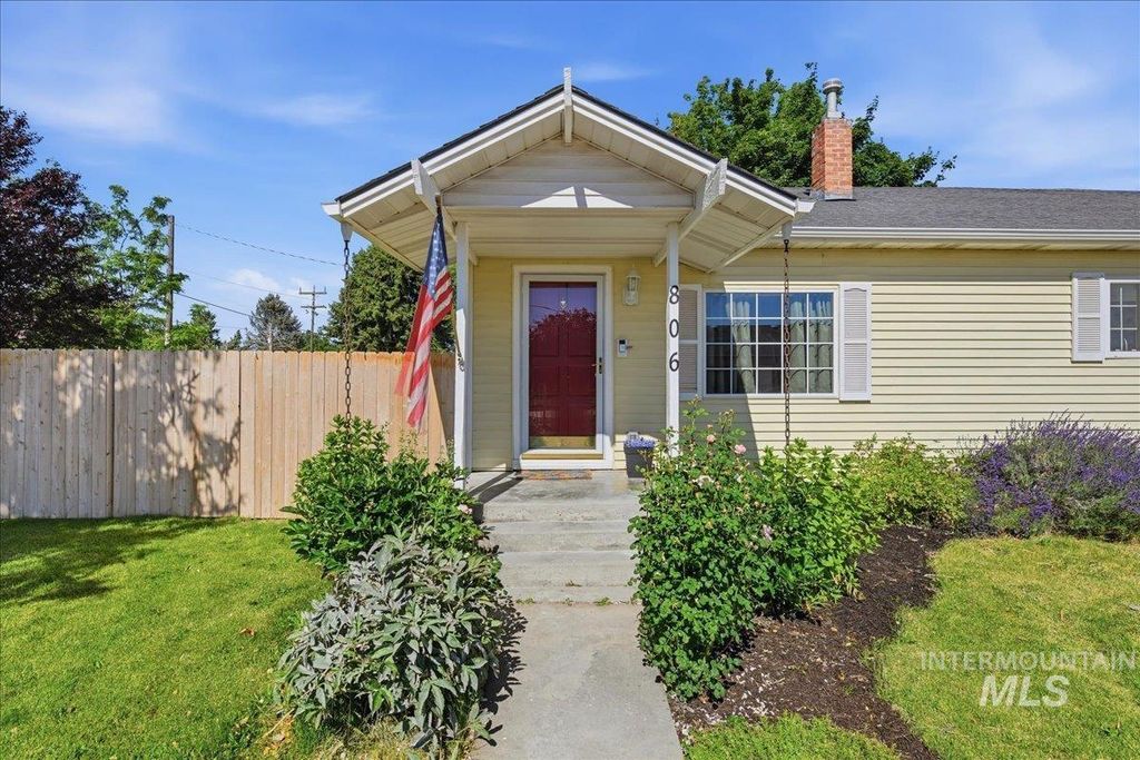 Photo of 806 W Logan St, Caldwell, ID 83605 (MLS # 98990328)