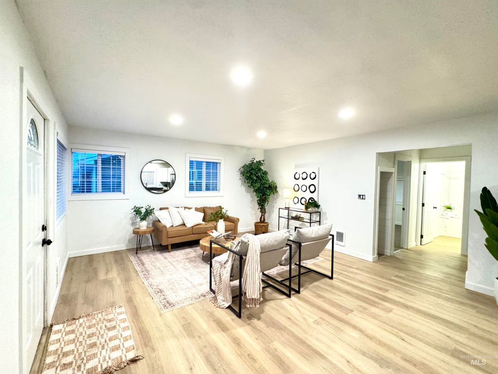 Photo of 204 E Idaho St, Paul, ID 83347 (MLS # 98976810)