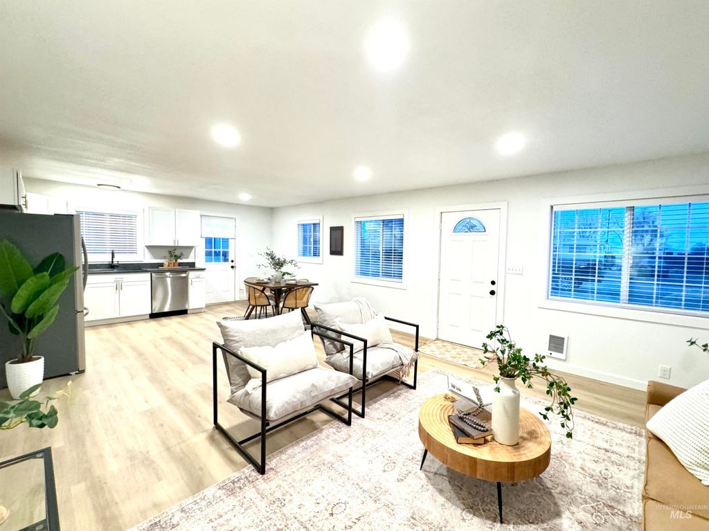 Photo of 204 E Idaho St, Paul, ID 83347 (MLS # 98976810)