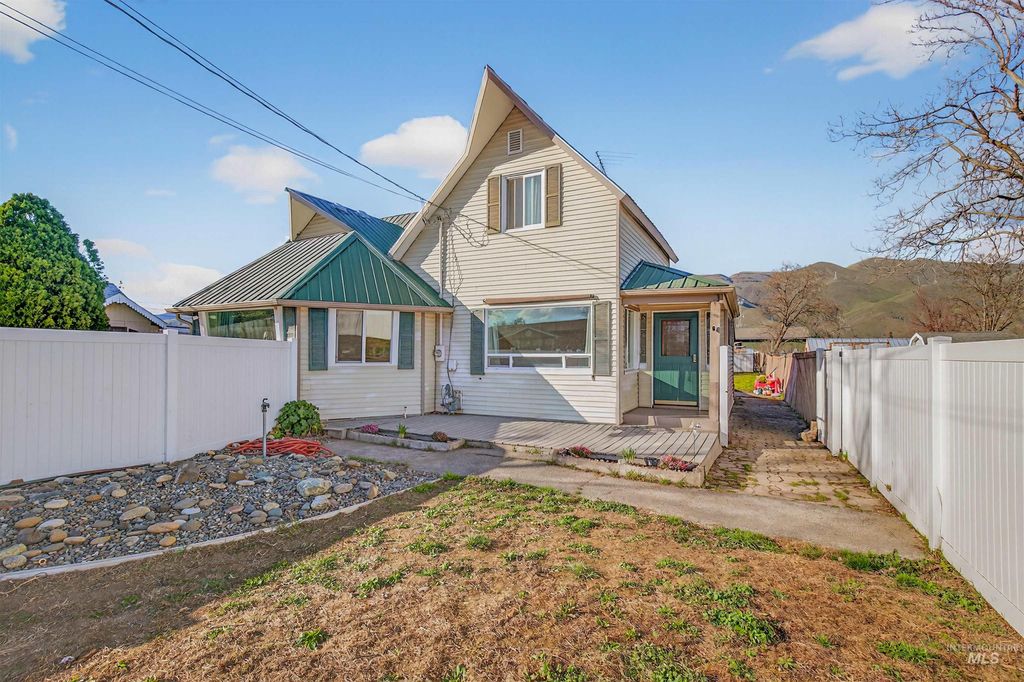 Photo of 1266 Poplar St, Clarkston, WA 99403 (MLS # 98977020)