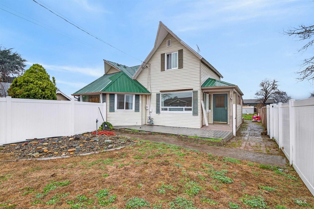 Photo of 1266 Poplar St, Clarkston, WA 99403 (MLS # 98977020)