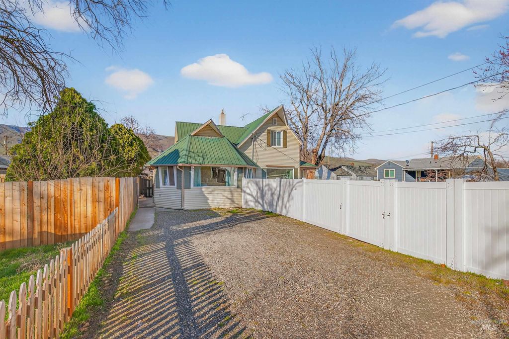 Photo of 1266 Poplar St, Clarkston, WA 99403 (MLS # 98977020)