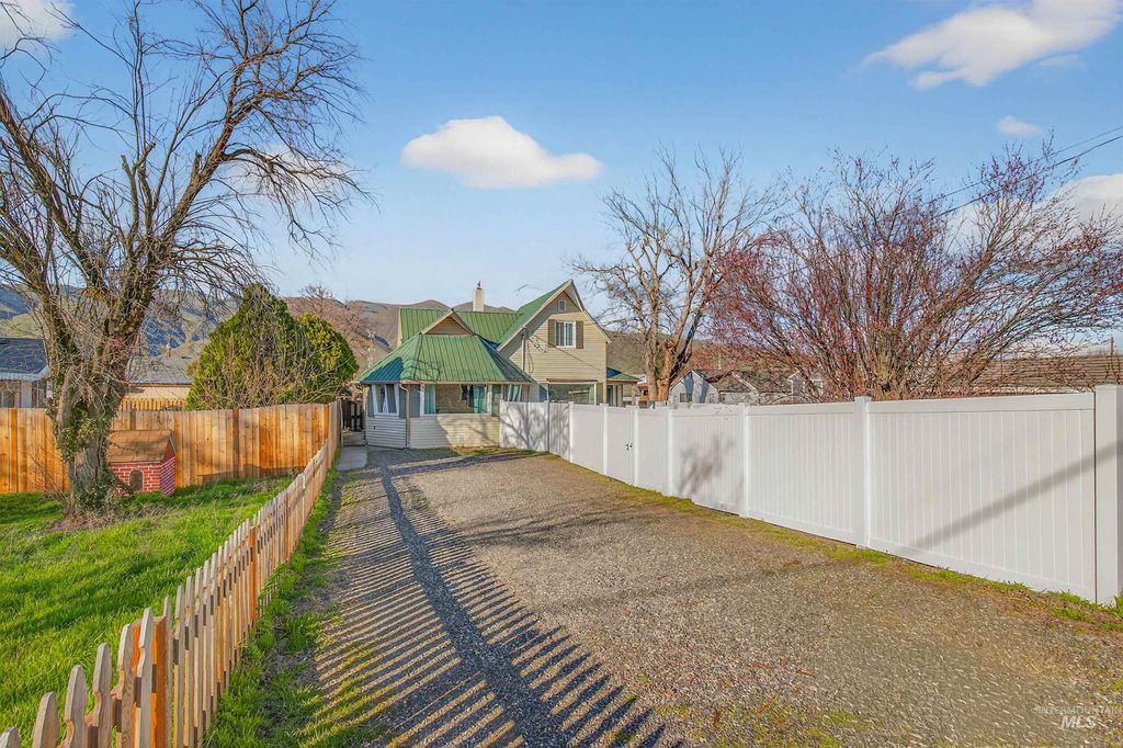 Photo of 1266 Poplar St, Clarkston, WA 99403 (MLS # 98977020)