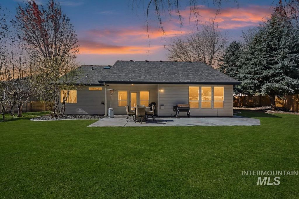 Photo of 2495 E Ashbrook Ct, Eagle, ID 83616 (MLS # 98980020)