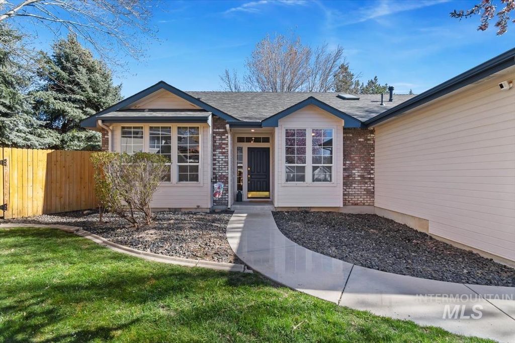 Photo of 2495 E Ashbrook Ct, Eagle, ID 83616 (MLS # 98980020)