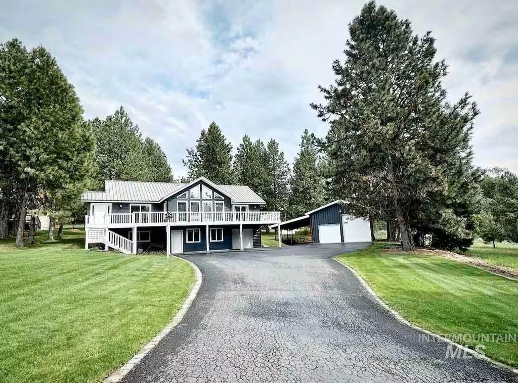 Photo of 126 Par Drive, Cascade, ID 83611 (MLS # 98971959)