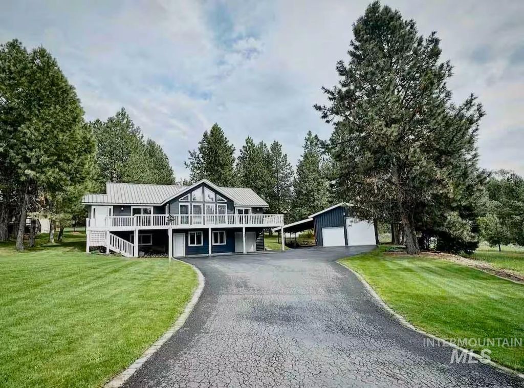 Photo of 126 Par Drive, Cascade, ID 83611 (MLS # 98971959)