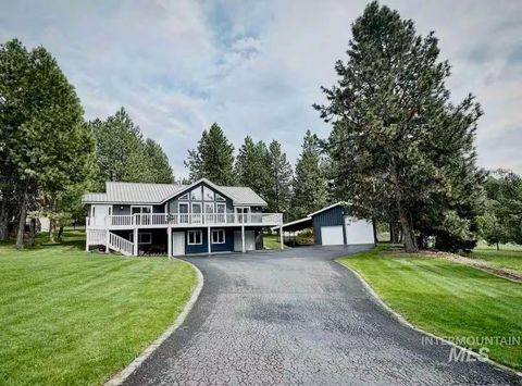 Photo of 126 Par Drive, Cascade, ID 83611 (MLS # 98971959)