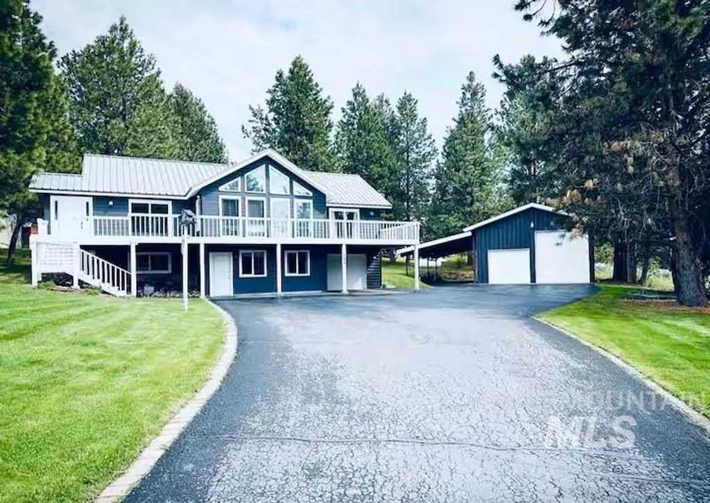 Photo of 126 Par Drive, Cascade, ID 83611 (MLS # 98971959)