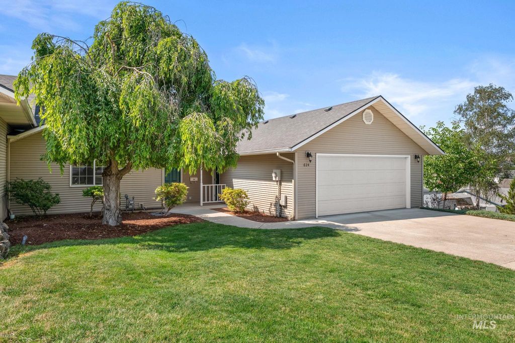 Photo of 824 15th Ave, Lewiston, ID 83501 (MLS # 98973663)