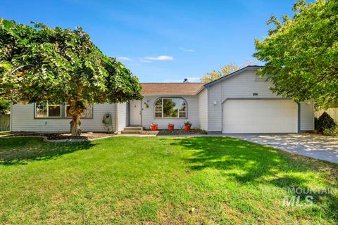 Photo of 806 Hiawatha Way, Twin Falls, ID 83301 (MLS # 98962689)