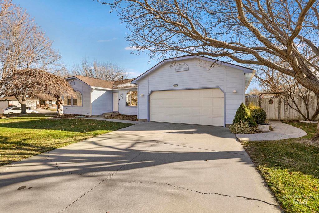 Photo of 806 Hiawatha Way, Twin Falls, ID 83301 (MLS # 98962689)