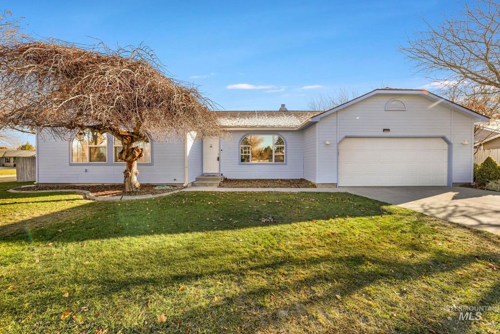 Photo of 806 Hiawatha Way, Twin Falls, ID 83301 (MLS # 98962689)