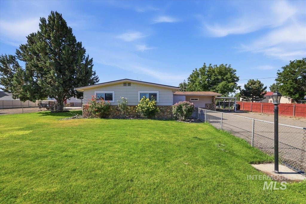 Photo of 2717 E Victory Rd, Nampa, ID 83687 (MLS # 98990105)