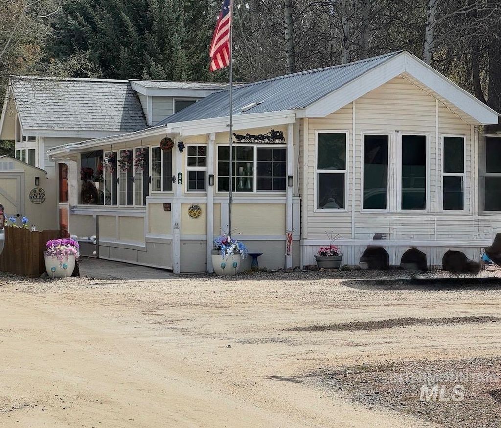 Photo of 514 Sawyer St #D5, Cascade, ID 83611 (MLS # 98983963)