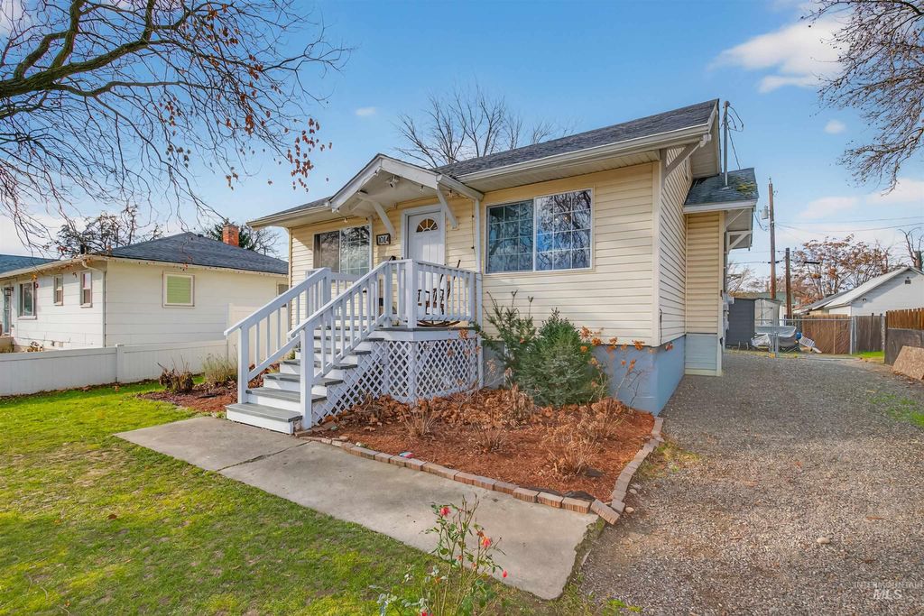 Photo of 1014 University St, Clarkston, WA 99403 (MLS # 98971630)