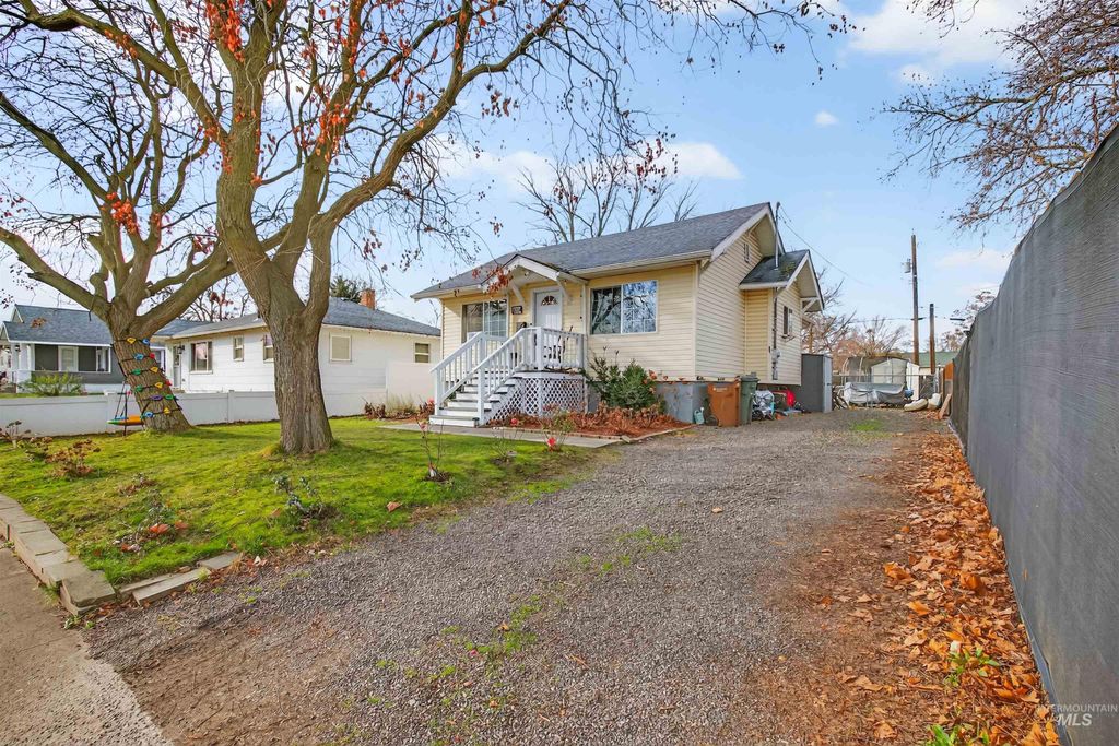 Photo of 1014 University St, Clarkston, WA 99403 (MLS # 98971630)
