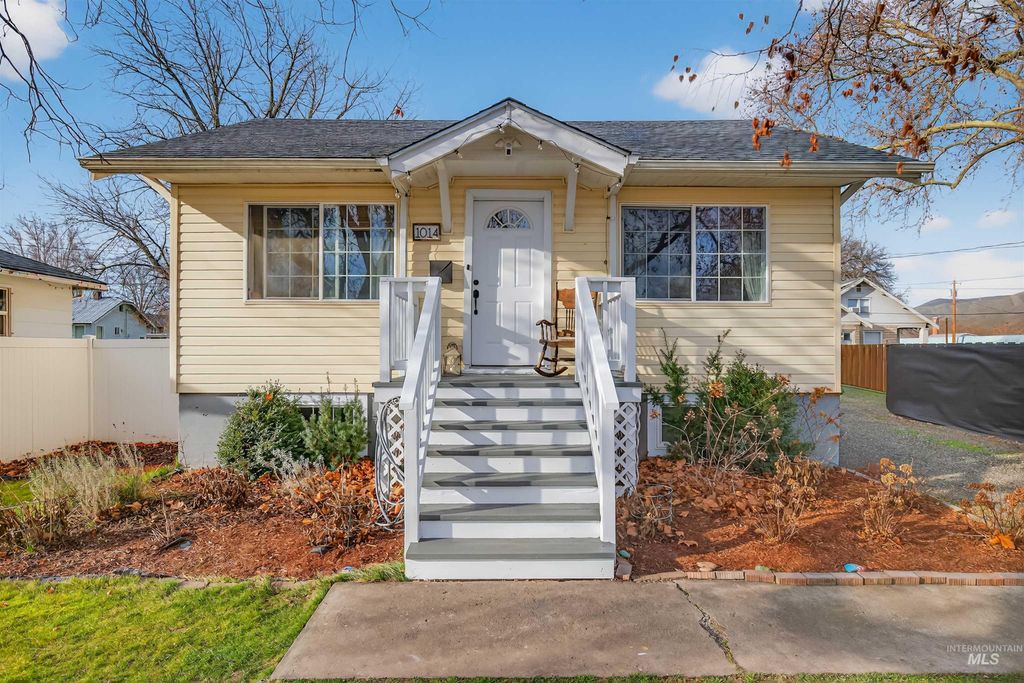 Photo of 1014 University St, Clarkston, WA 99403 (MLS # 98971630)