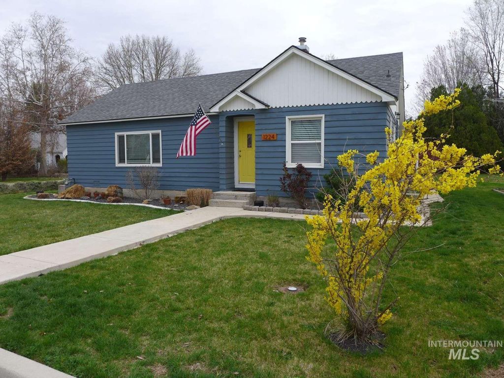 Photo of 1224 N Michigan Ave, Caldwell, ID 83605 (MLS # 98979221)